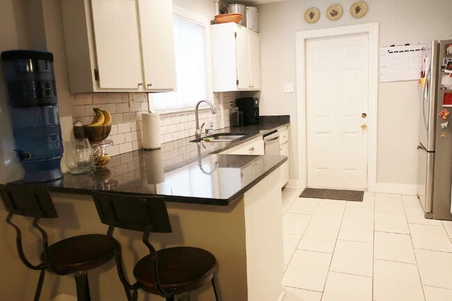 Photo - Minutes from Savannah, shops and restaurants