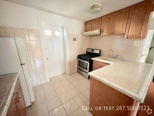 Building Photo - Renovated 2bd apt in Northern Liberties. D... Unit 2