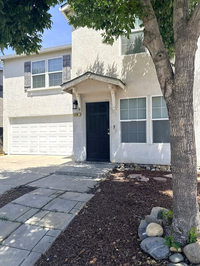 Building Photo - Don’t Miss Out on this 3/2.5 home