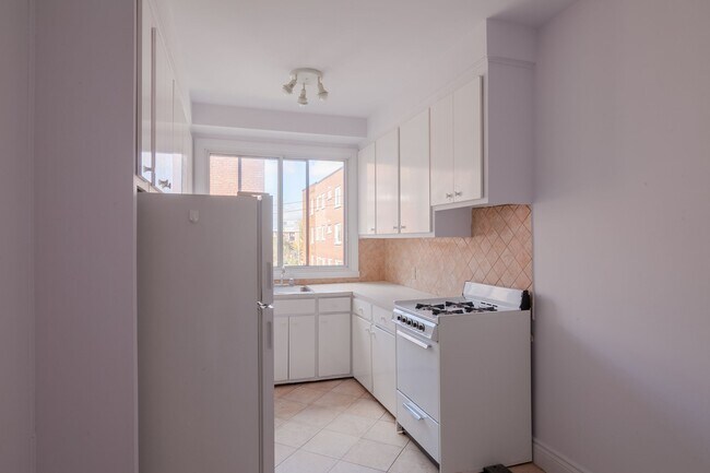 Building Photo - 4505 Dupuis Avenue Unit 20