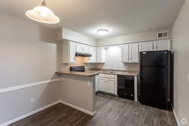 2BR, 1BA - 870 SF