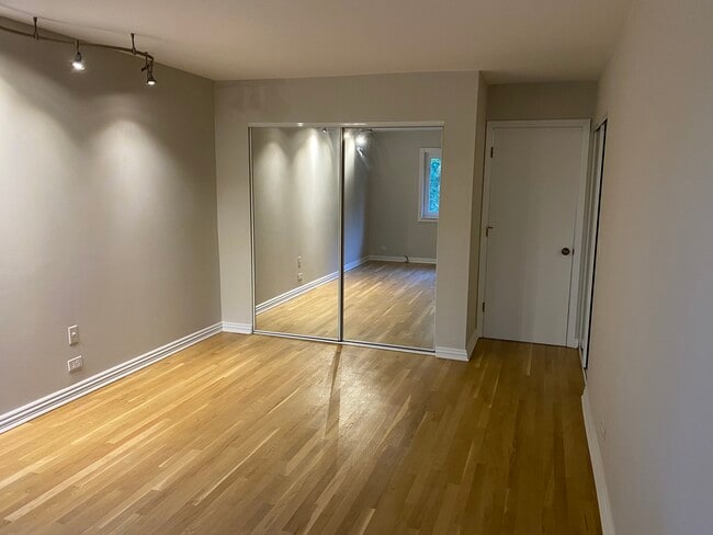 Building Photo - 6884 W Touhy Ave Unit E
