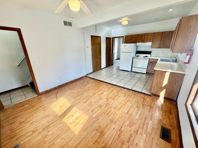 Building Photo - 304 Unit 1