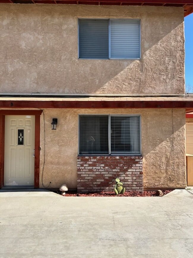 Building Photo - 1017 W Perdew Ave Unit 1017-B Perdew Ave.