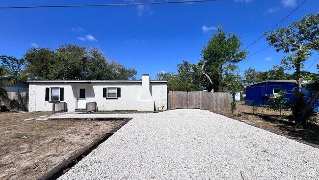 Building Photo - Lovely 3 Bedroom, 1.5 Bathroom Home in Coc...