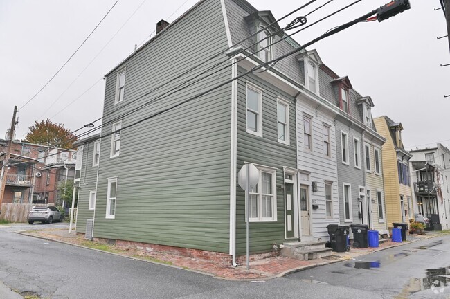 Building Photo - Beautifully Renovated 3 Bedroom with Parking Rental