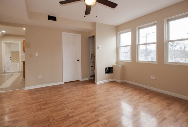 Building Photo - 5001 W Chicago Ave Rental
