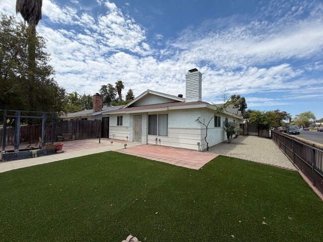 Building Photo - Adorable Home in Oleander Area!