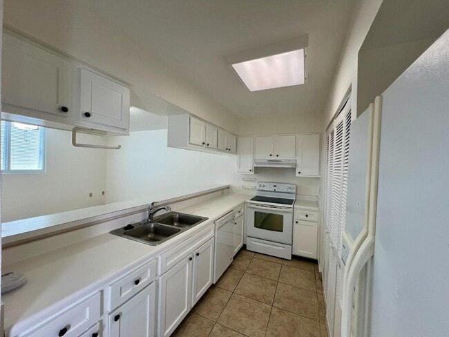 Building Photo - 3930 S Roosevelt Blvd Unit #406 East