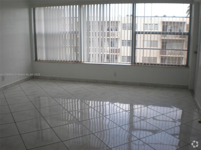 Building Photo - 1460 NE 169th St Unit 310 Rental