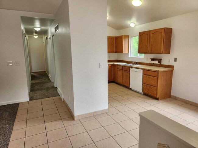 Building Photo - 525 N Diamond Ave Unit B Rental