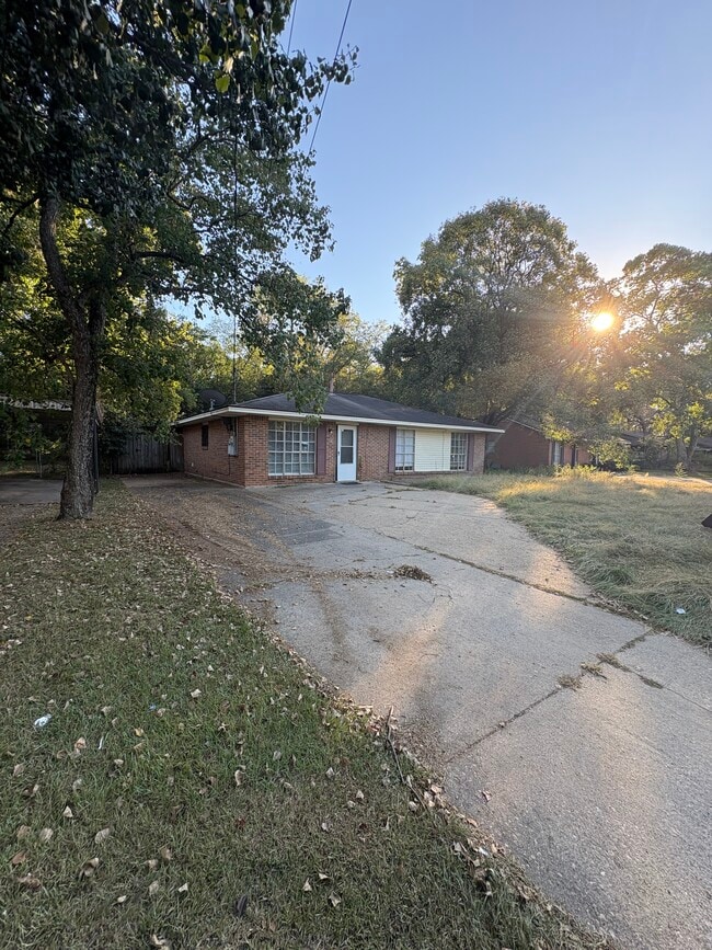 Building Photo - 1542 Midway St