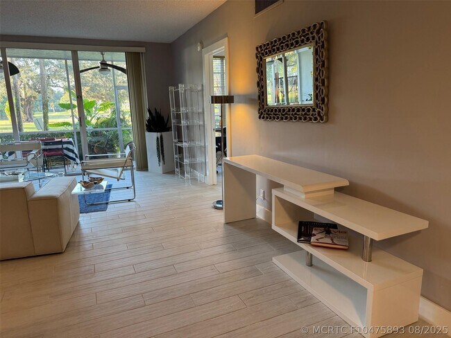 Photo - 545 Oaks Ln Unit 105
