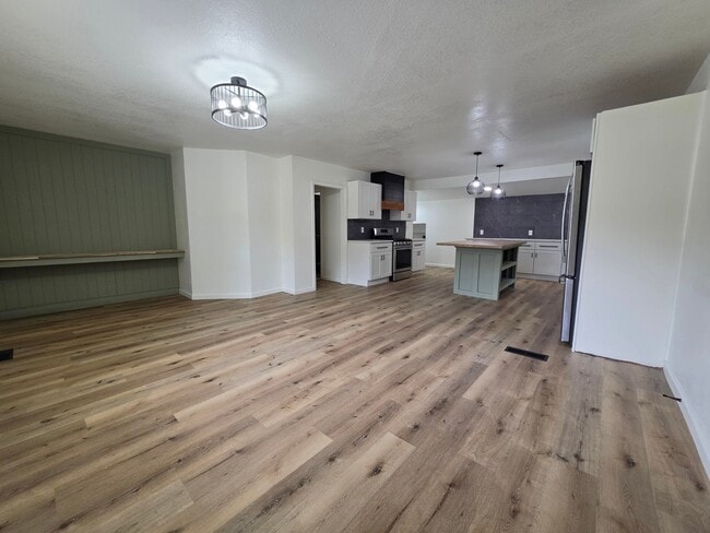 Photo - 8125 E 75 St
