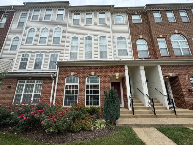 Building Photo - Fantastic 2 Bed 2.5 Bath Interior Townhome...