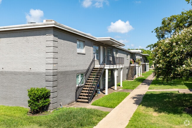 Building Photo - The Ivy