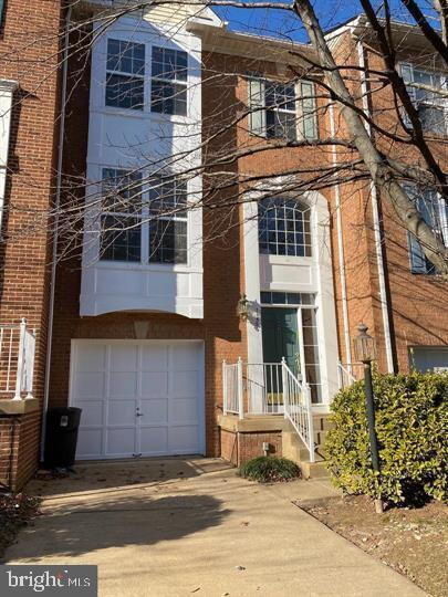 Impressive Three-Bedroom Townhome in North... - Impressive Three-Bedroom Townhome in North...