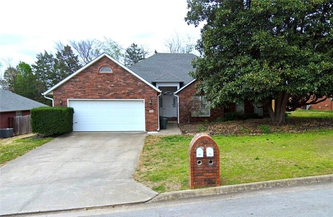 Building Photo - 1826 N Glenbrook Pl