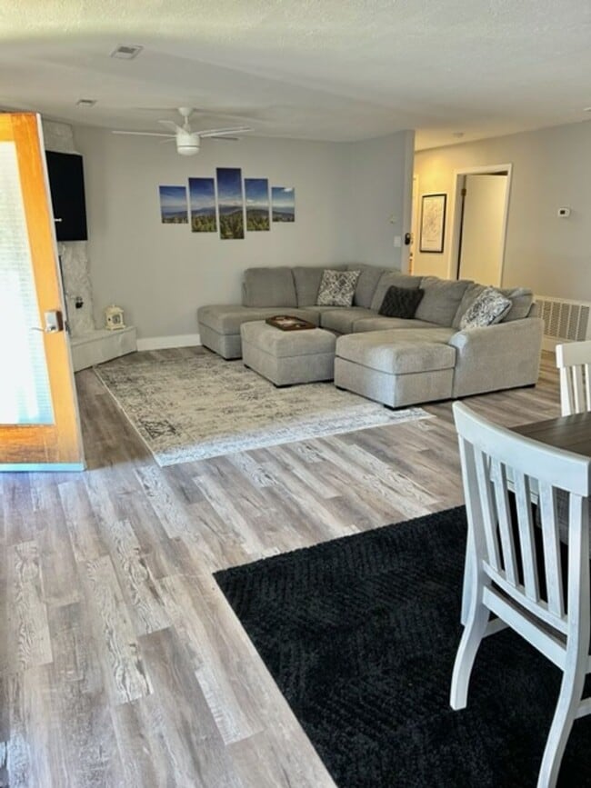 Photo - Greenback 37742-2 Bedrooms, 2 Baths, 2 car garage. Call Dick Cutler 865-254-1940