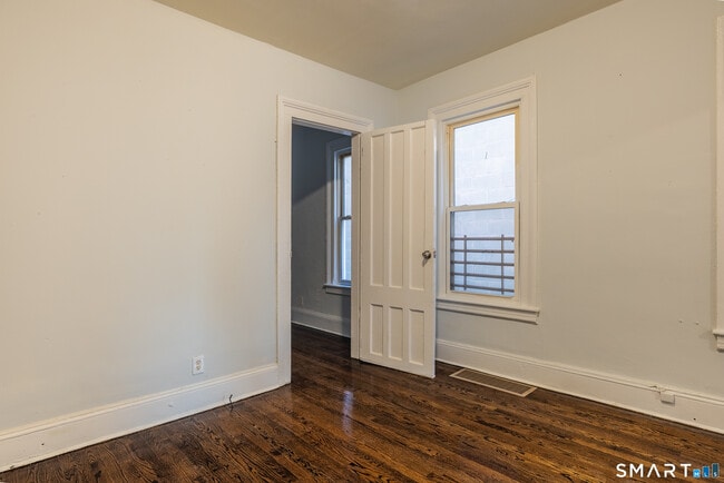 Photo - 1995 Main St Unidad 1st floor Left