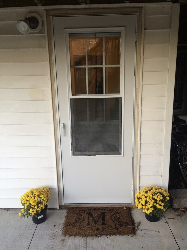 Building Photo - 1 Bedroom Duplex Close to UIHC All Utiliti... Rental