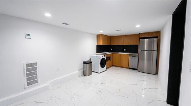 Photo - 2416 E 10th St