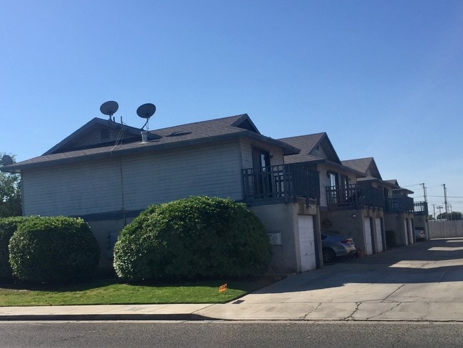 Photo - 757 W Putnam Ave Unit 4