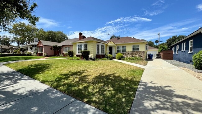 Building Photo - Charming House with Large yard