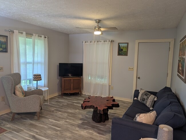 Photo - 922 Henderson Rd