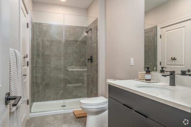 1BR, 1BA - 681SF- Bathroom - Green|House Short North