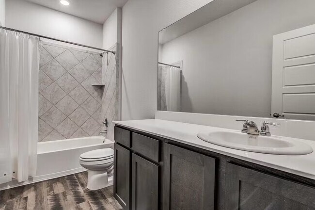 Photo - 545 Declaration Way