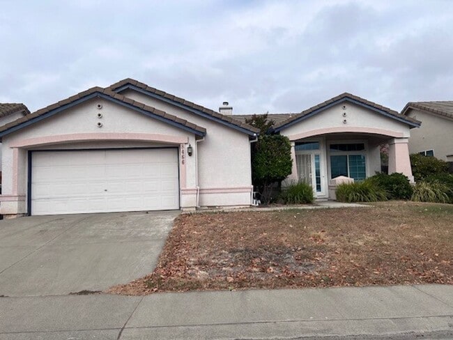 Building Photo - Single Story 3 Bedroom 2 Bathroom Home in ...