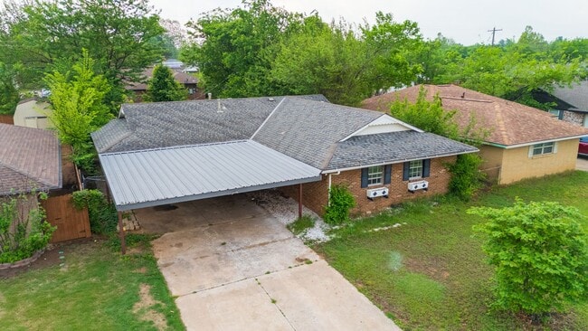 Building Photo - Charming 5 Bedroom House