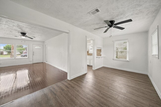 Building Photo - 606 W 7th St Rental