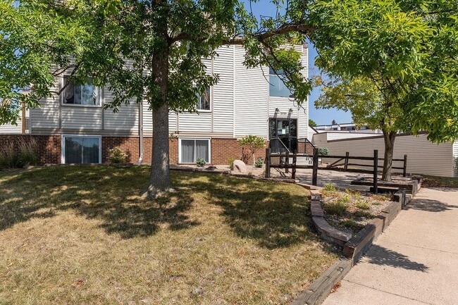 Building Photo - 10720 Rockford Rd Unit 208