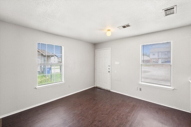 Photo - 404 Kings Way Dr