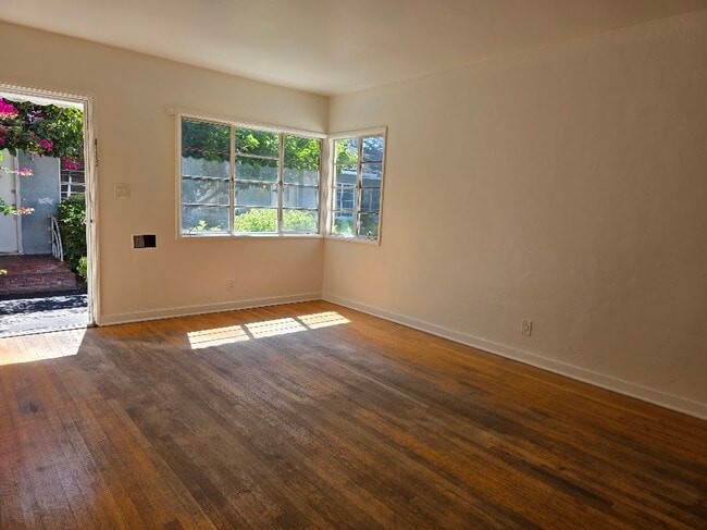 10917 Moorpark St Unit Charming Unit