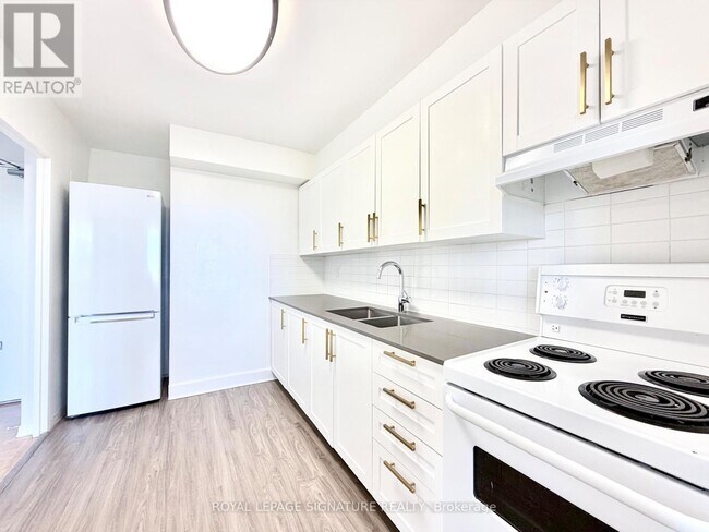 Photo - 525 Eglinton Ave E