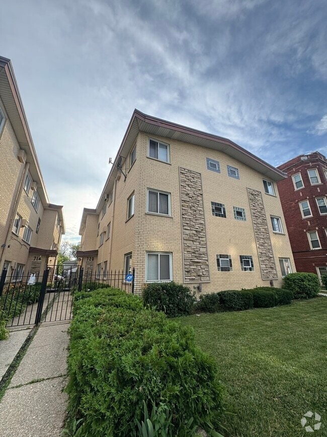 Building Photo - 720 N Austin Blvd Rental