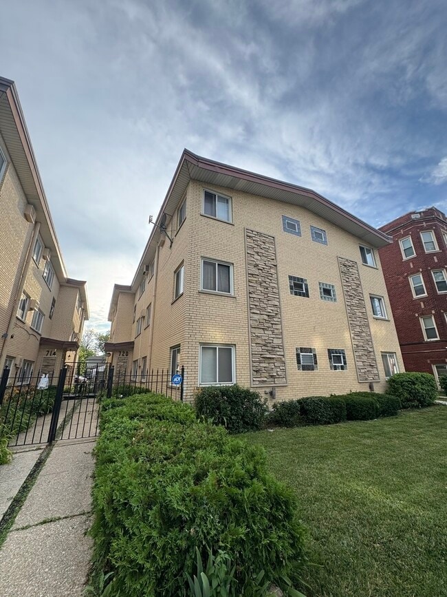 Building Photo - 720 N Austin Blvd Rental