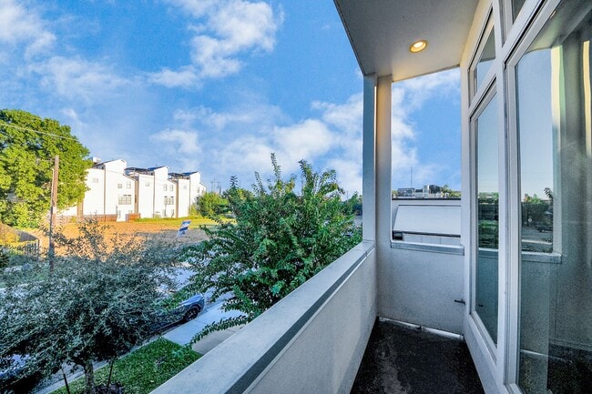 Building Photo - 1315 Nagle St