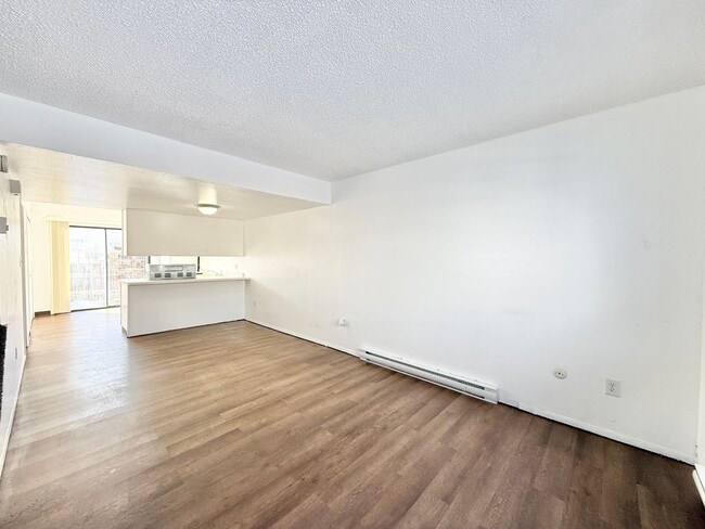 Photo - 37 Royal Crest Dr Unidad D