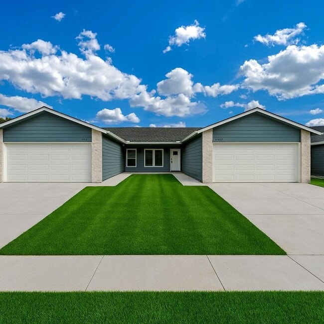 Building Photo - Skyway-Oliver Plan