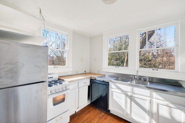 Photo - 300 Oxford Pl NE Unit #2-Right