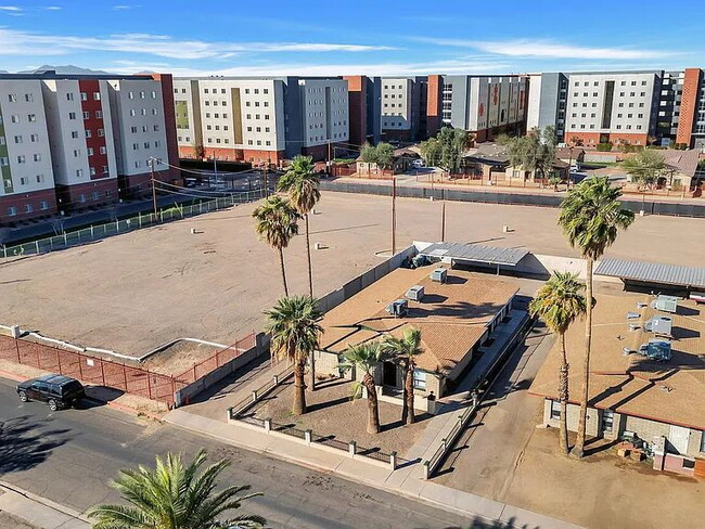 Building Photo - Great Location Near GCU – Newer A/C and Ea... Unit 2 Rental