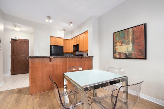 Building Photo - 570 Laurier Av W Unit 1-Bed Plus Den