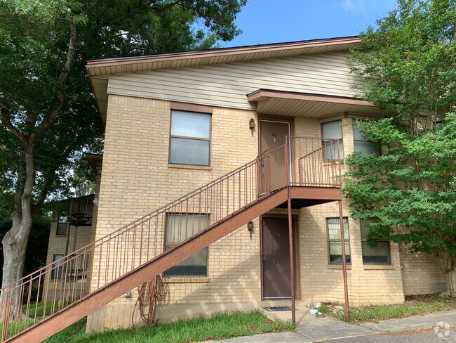 Building Photo - 2/2 Apartment on The Hill! Minutes from La...