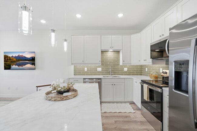 425 W 8th St Unit 21