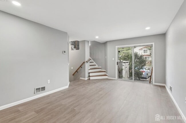 Photo - 1086 Schmidt Ln