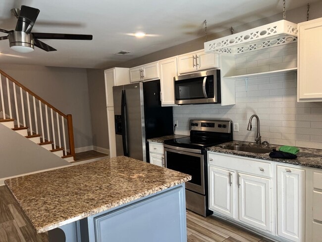 Building Photo - 6012 Meadowbrook Dr Unit Guest Quarter